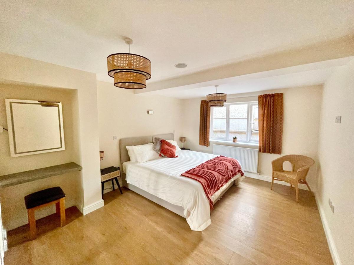 Barcelona Villa Holyhead Dış mekan fotoğraf